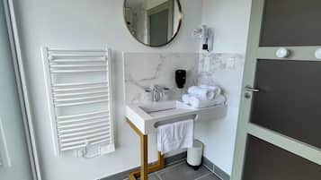 Dúplex | Baño | Regadera, amenidades de baño gratuitas, secadora de cabello, toallas