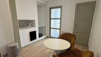 Maisonette | Hochwertige Bettwaren, Schreibtisch, schallisolierte Zimmer