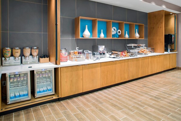Una mesa de buffet con diversos alimentos y condimentos.