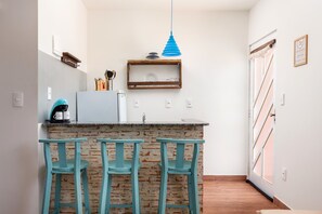Agata | Private kitchen | Fridge, stovetop, coffee/tea maker, cookware/dishes/utensils - Recanto do Encanto Eco Beach Stay (Florianópolis)