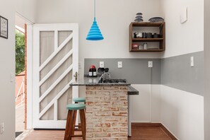 Turmalina | Private kitchenette | Fridge, stovetop, coffee/tea maker, cookware/dishes/utensils - Recanto do Encanto Eco Beach Stay (Florianópolis)