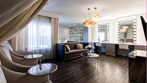 Un salon moderne avec un canapé, une table basse et un coin repas doté d’un bar.