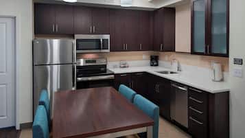 Suite, 2 habitaciones | Cocina privada | Frigorífico grande, microondas, placa de cocina y lavavajillas
