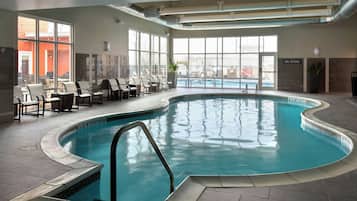 Kolam renang indoor dan kolam renang outdoor musiman