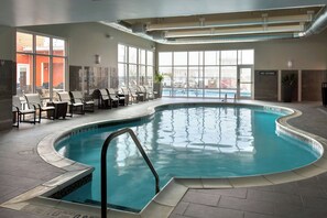 Una piscina cubierta, una piscina al aire libre de temporada
