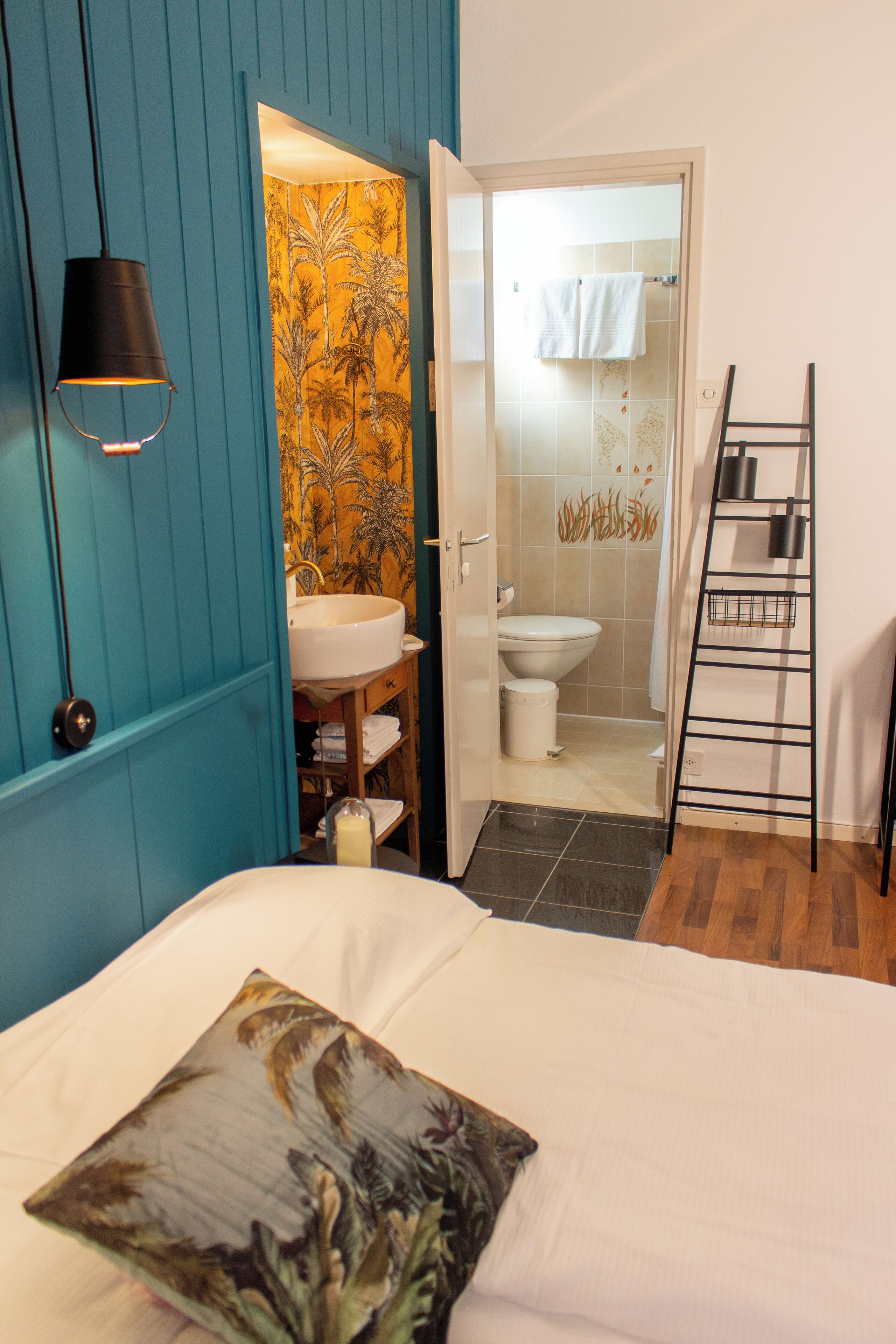 economy double room | bathroom | free toiletries, hair dryer, towels