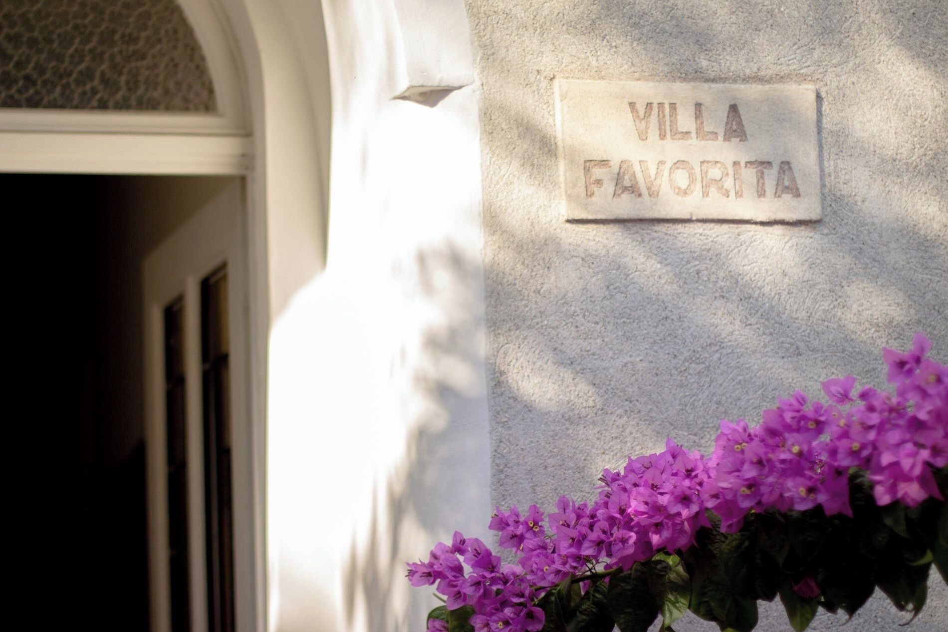 Une plaque de pierre portant l’inscription « VILLA FAVORITA », indiquant le nom de la propriété.