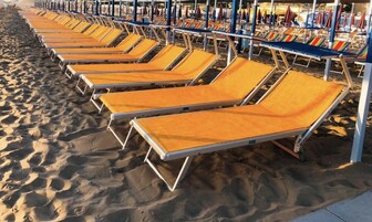 Sulla spiaggia, sabbia bianca, 2 bar sulla spiaggia