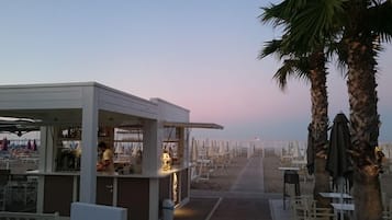 PĂ„ stranden, vit sandstrand och 2 strandbarer