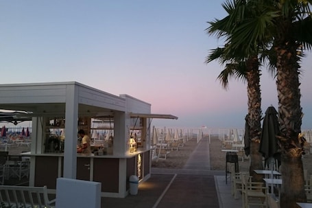Sulla spiaggia, sabbia bianca, 2 bar sulla spiaggia. Hotel Marina
