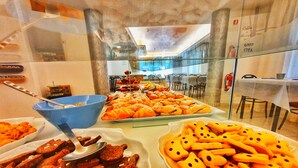 Un buffet proposant une variété de viennoiseries et de biscuits.