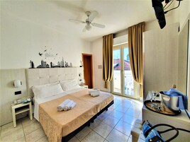 Caja fuerte, escritorio, espacio para trabajar con un portátil