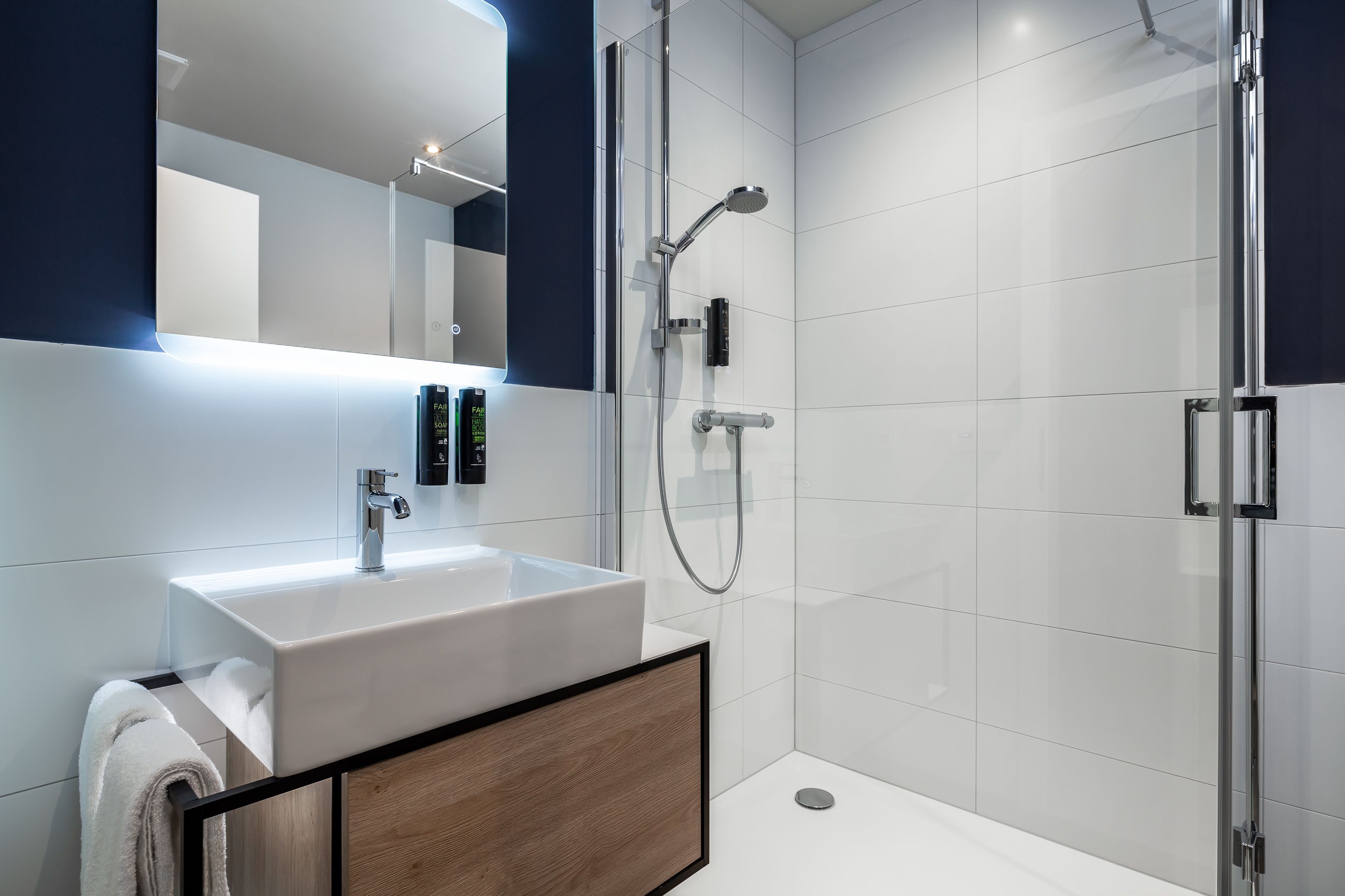 Dusche, kostenlose Toilettenartikel, Haartrockner, Handtücher