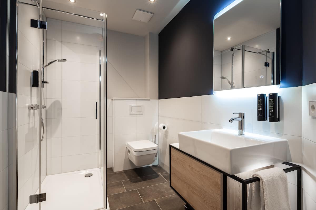 comfort single room | bathroom | shower, free toiletries, hair dryer, towels