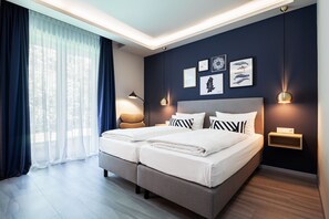 Kahden hengen superior-huone | Tallelokero huoneessa, työpöytä