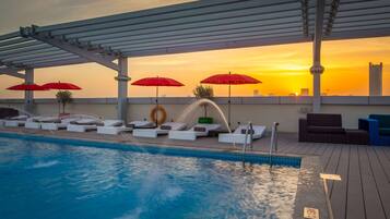 Outdoor pool, pool umbrellas, sun loungers