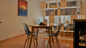 Studio – comfort, 1 dobbeltseng, tekjøkken | Oppholdsområde | En 32-tommers Flatskjerm-TV med kabel-kanaler samt TV