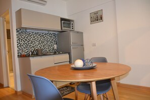 Studio Confort, 1 lit double, coin cuisine | Restauration dans la chambre