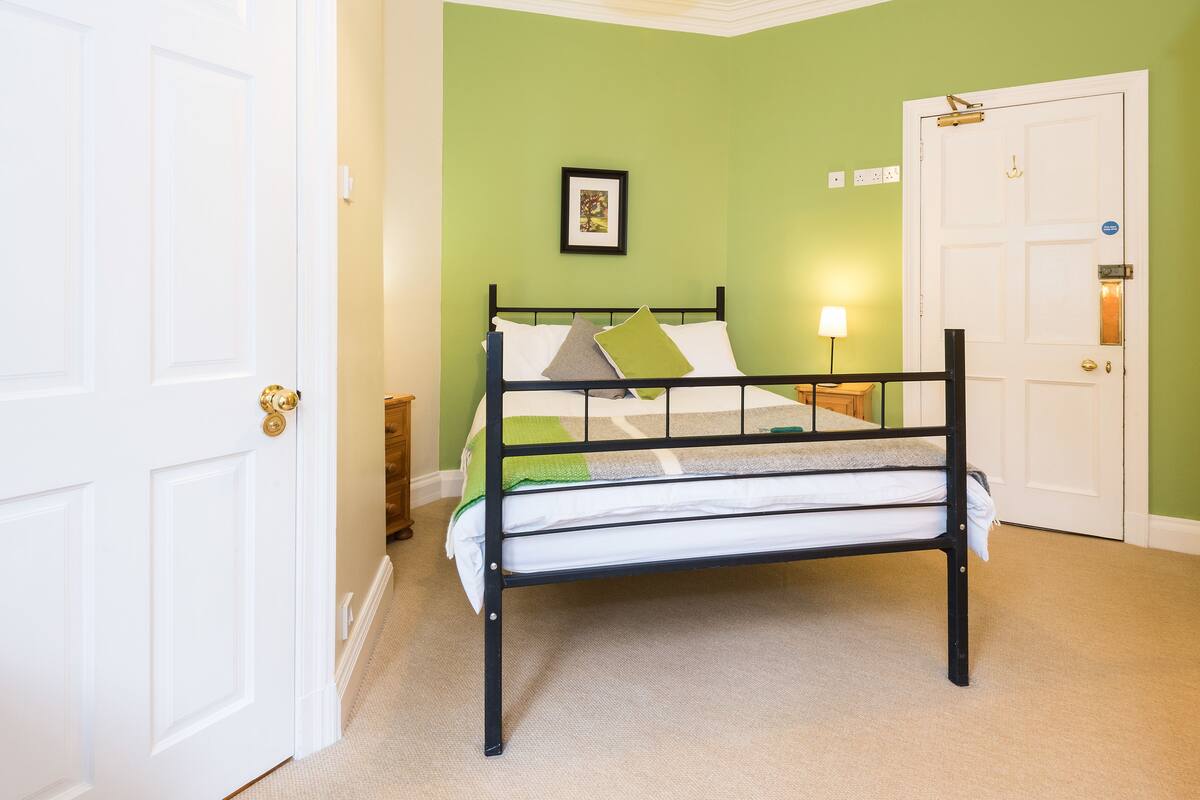 Double Room, 1 Double Bed | Iron/ironing board, free WiFi, bed sheets