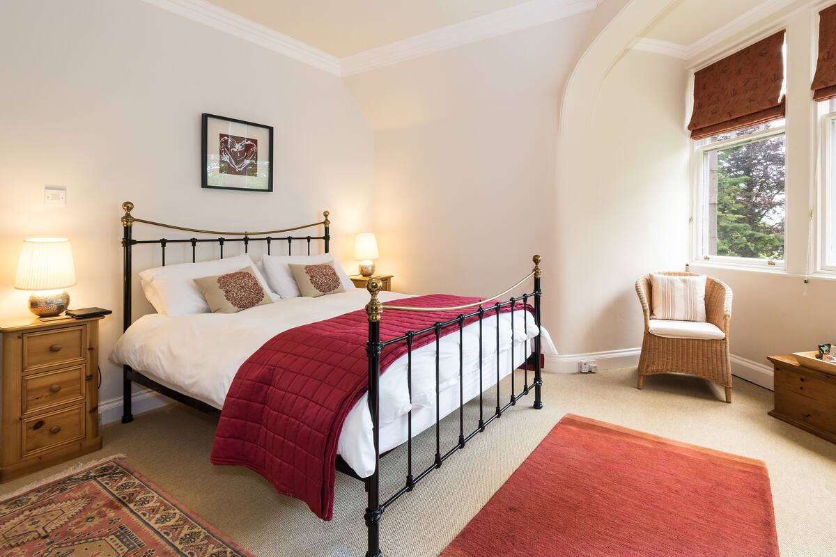 Double Room, 1 King Bed | Iron/ironing board, free WiFi, bed sheets