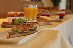 Lunch and dinner served - Hotel Bemelmans (Schin op Geul)