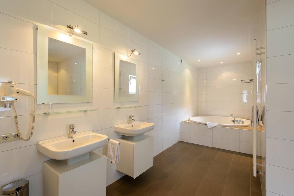 free toiletries, towels