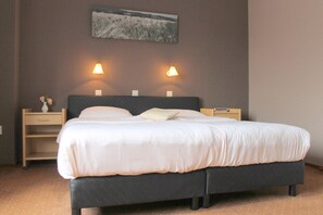 Comfort Double Room | Desk, soundproofing, rollaway beds, free WiFi - Hotel Bemelmans (Schin op Geul)
