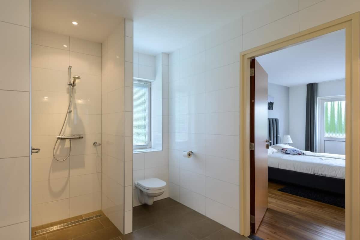 free toiletries, towels