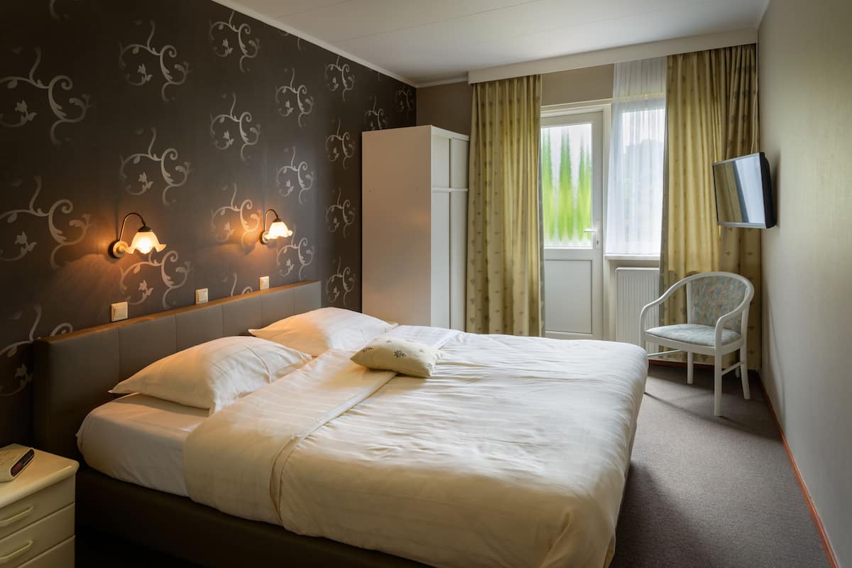Desk, soundproofing, rollaway beds, free WiFi