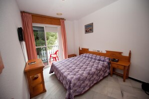 Zimmersafe, Verdunkelungsvorhänge, kostenlose Babybetten