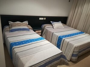 Een kluis op de kamer, verduisterende gordijnen, gratis babybedden