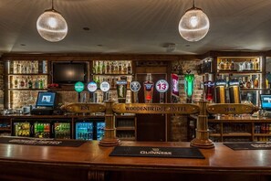 Serves breakfast, lunch and dinner - Woodenbridge Hotel (Arklow)