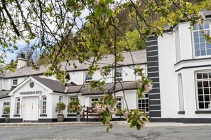 A traditional white building with a sign reading "Woodenbridge Hotel." - Woodenbridge Hotel (Arklow)