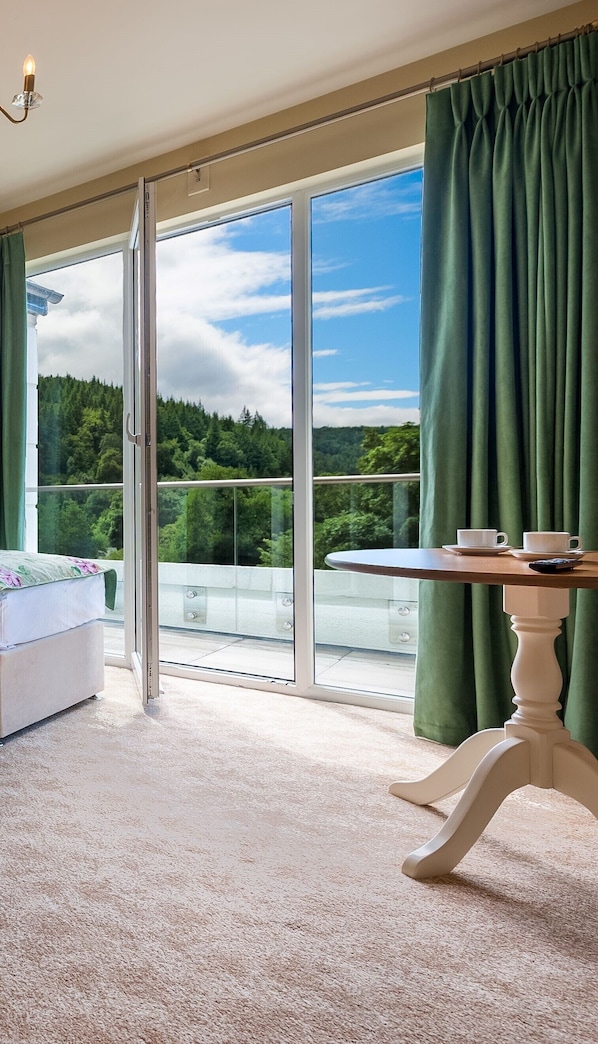 Escritorio, wifi gratis, ropa de cama y acceso para silla de ruedas