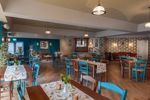Café da manhã completo todos os dias (EUR 20 por pessoa)