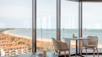 2 restaurants, breakfast, lunch, dinner served; international cuisine