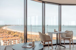 2 restauranter, frokost, lunsj og middag serveres, internasjonale retter