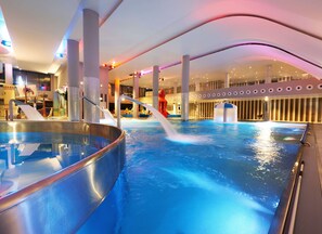 Outdoor pool, sun loungers, lifeguards on site