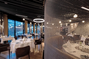 2 restaurants, breakfast, lunch, dinner served; international cuisine