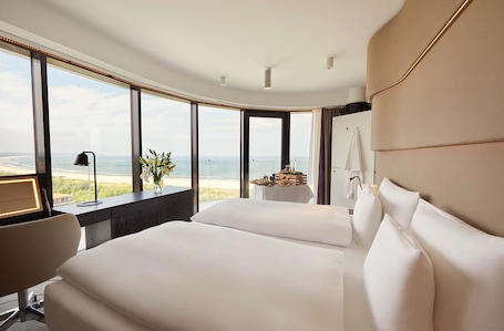 Hypo-allergenic bedding, minibar, in-room safe, desk