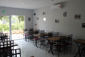 Petit déjeuner complet servi en semaine (10 EUR par personne)