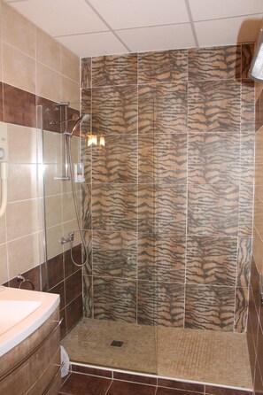 Habitación triple Confort, vistas al jardín | Ducha del cuarto de baño
