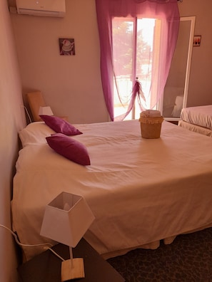 Chambre Triple Confort | Literie de qualité supérieure, matelas Select Comfort, bureau
