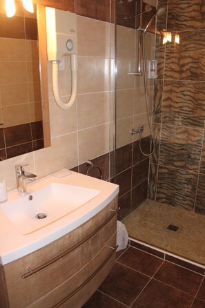 Comfort Triple Room, Garden View | Bathroom | Free toiletries, hair dryer, towels, soap -  Hotel du Bastier (Ginasservis)