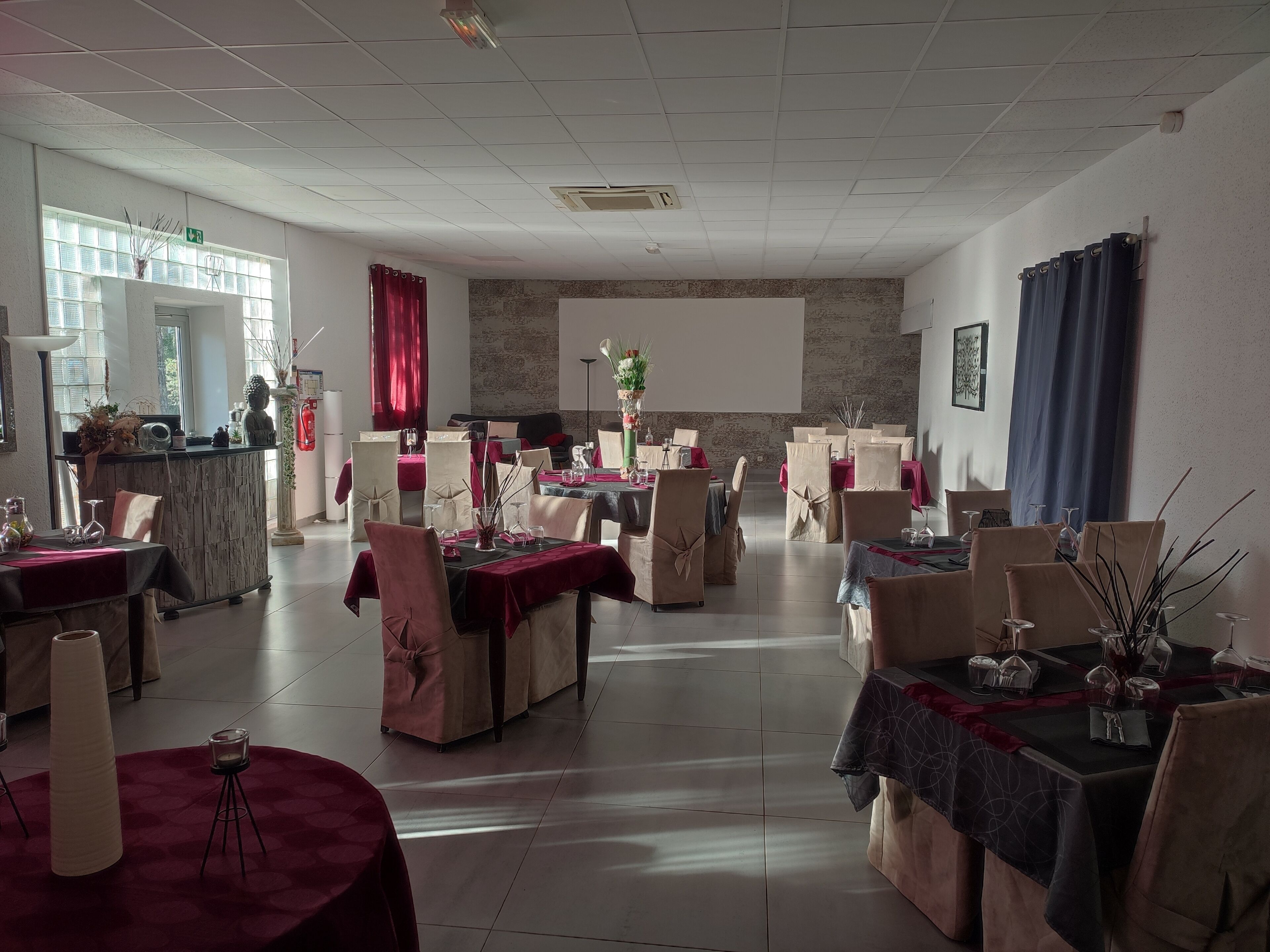 Lunch, dinner served; French cuisine, alfresco dining 