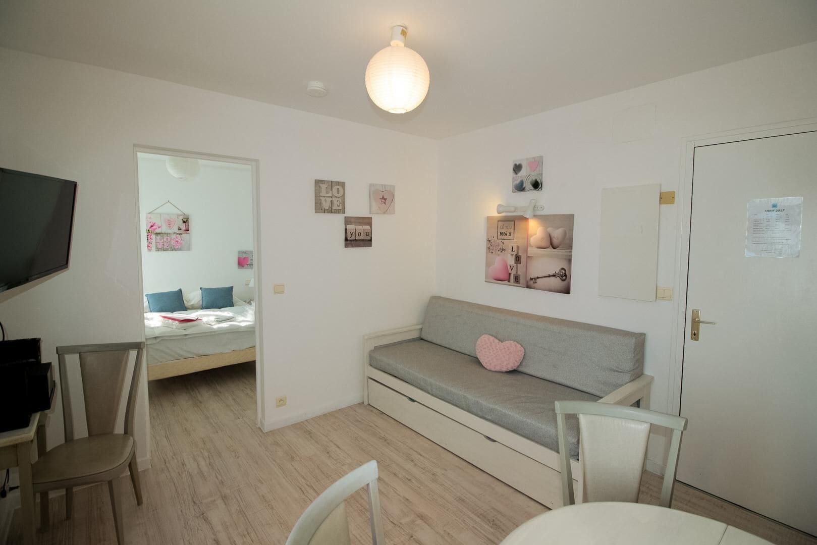 Comfort-huoneisto, kylpyhuone makuuhuoneen yhteydessä (Appart-Hotel T2 (Romarin)) | Olohuone | Taulutelevisio, Netflix, DVD-soitin, suoratoistopalvelut