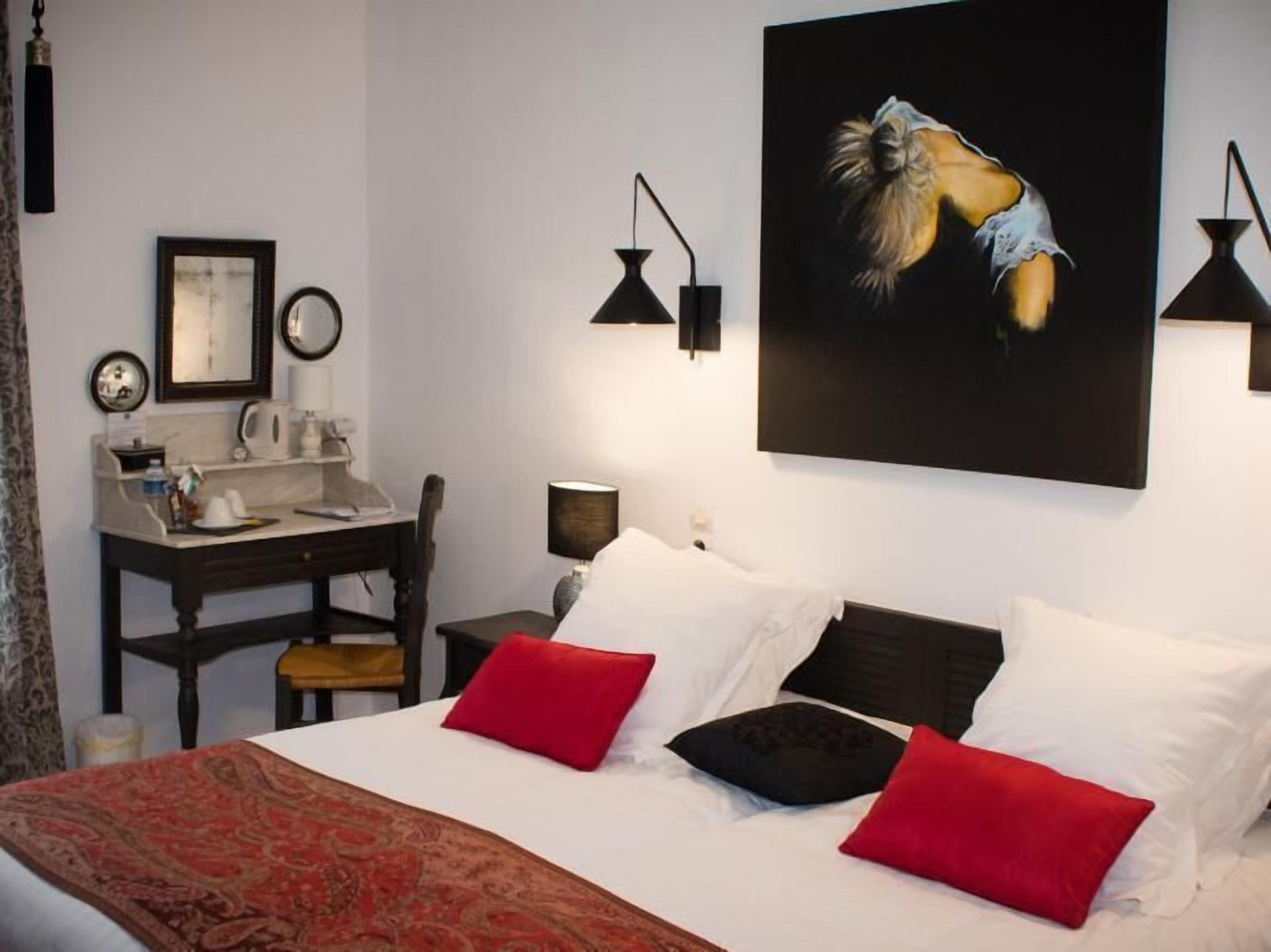 Phòng 2 giường đơn phong cách lãng mạn, có phòng tắm riêng (Vanille) | Bộ đồ giường cao cấp, nệm có lớp đệm bông, trang trí khác biệt 