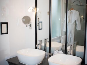 Romantic Suite, Ensuite (Canelle) | Bathroom | Hair dryer, towels, soap, shampoo