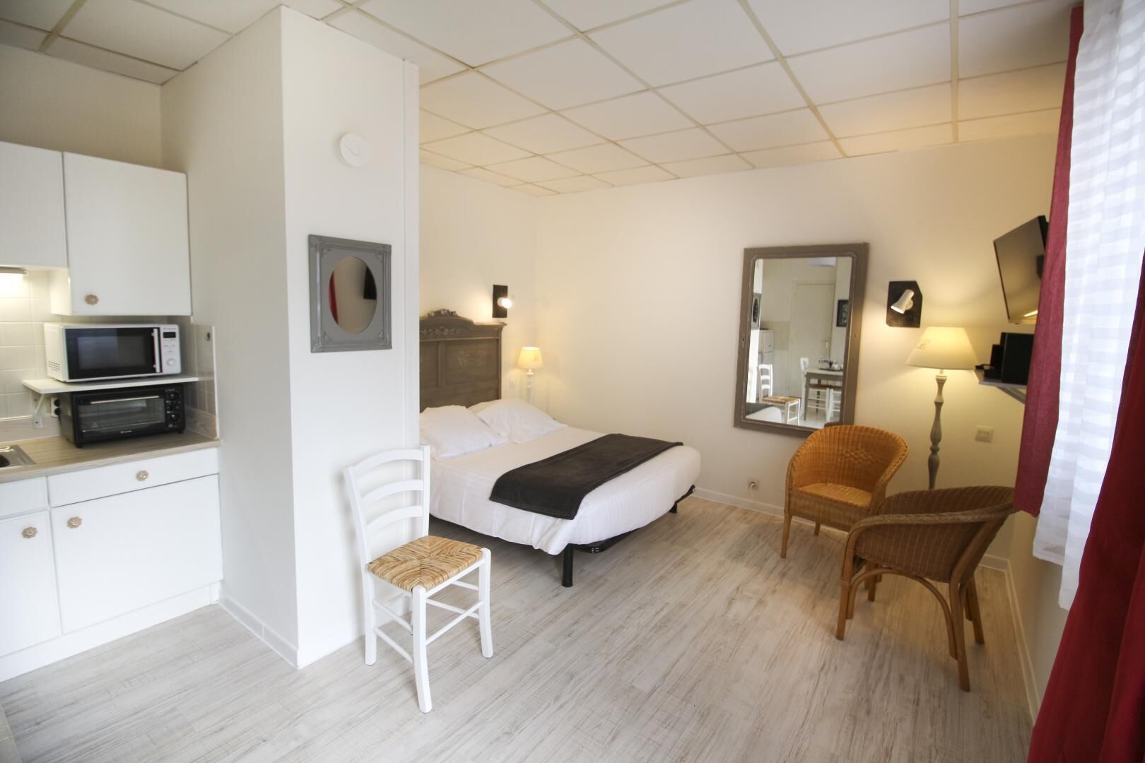 comfort studio, ensuite (appart-hotel (anemone)) | 1 bedroom, premium bedding, pillow-top beds, individually decorated