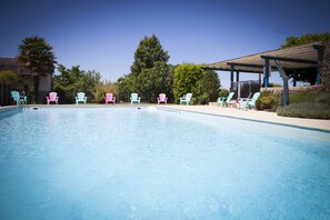 Seasonal outdoor pool, open 11:00 AM to 8:00 PM, pool umbrellas - Au Clos Paillé La Roche-Posay (La Roche-Posay)